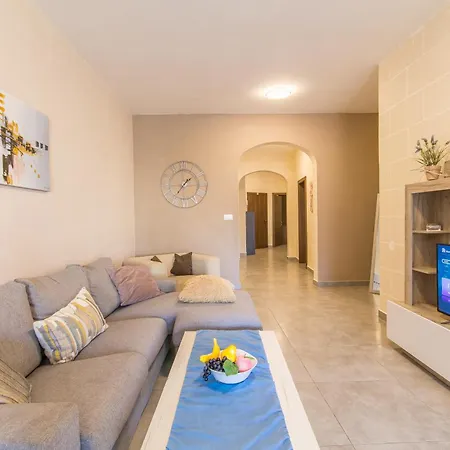 Prázdninový dům Ta'siku Gozitan Pool & Hot Tub - Happy *