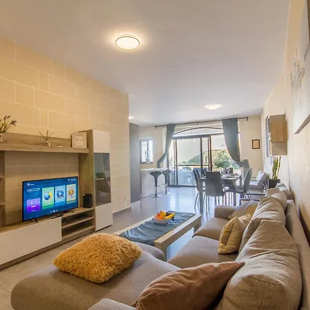 Ta'siku Gozitan Pool & Hot Tub - Happy *