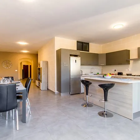 Prázdninový dům Ta'siku Gozitan Pool & Hot Tub - Happy *