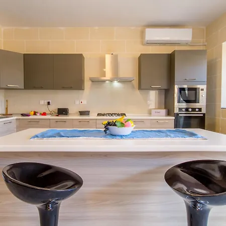 Ta'siku Gozitan Pool & Hot Tub - Happy