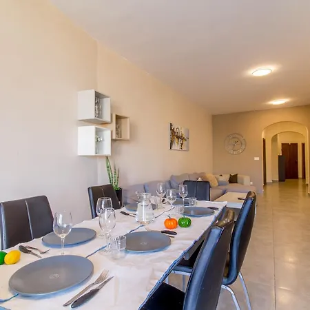 Ta'siku Gozitan Pool & Hot Tub - Happy