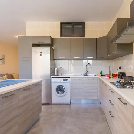 Vakantiehuis Ta'siku Gozitan Pool & Hot Tub - Happy