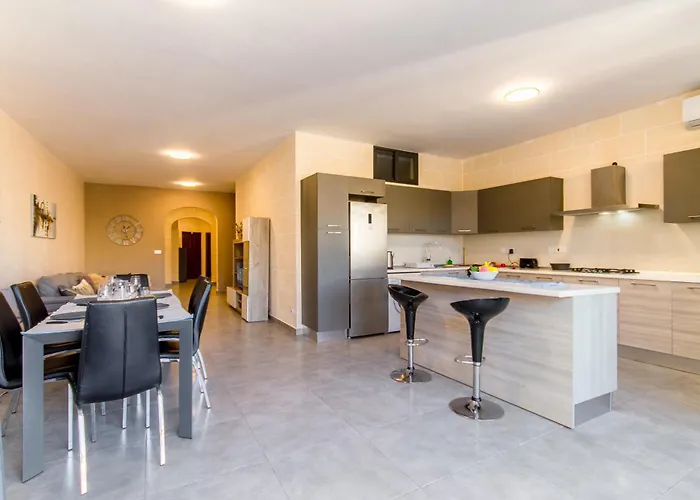 Holiday home Ta'siku Gozitan Pool & Hot Tub - Happy *