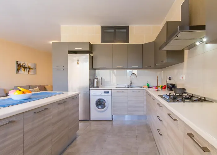 Vakantiehuis Ta'siku Gozitan Pool & Hot Tub - Happy